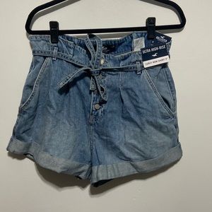 Hollister Curvy ultra high rise mom short 3inch Hollister. SIZE 13/w31